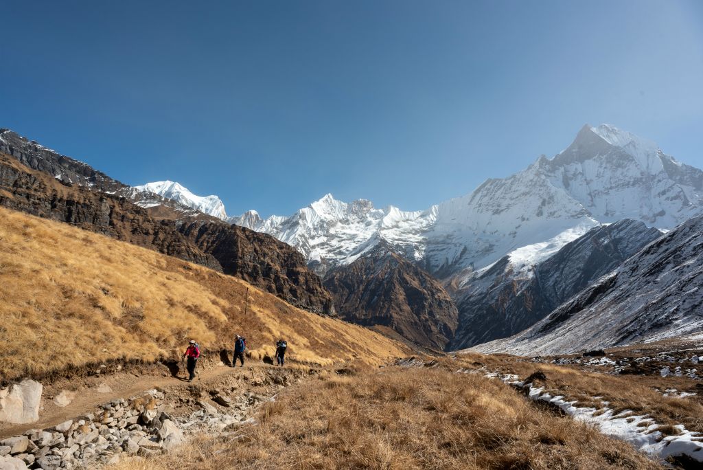 Le panorama derrière nous, vers l'est et de gauche à droite : l'Annapurna 3  (7555 m), le Gandharwa Chuli (6248 m) très pointu et le Machhapuchhare
